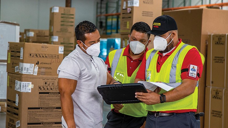image of JB Hunt employees in a warehouse