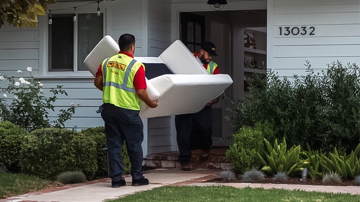 J.B. Hunt drivers deliver furniture with care, creating a positive last mile experience that boosts customer satisfaction and return on experience (ROX).