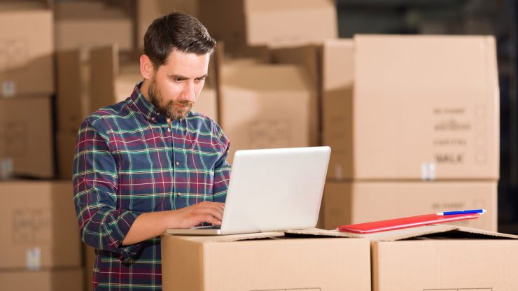 man placing a ltl shipment order from a warehouse. 