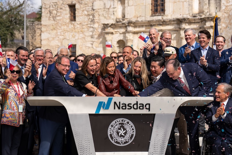 J.B. Hunt joins Texas leaders and Nasdaq representatives in San Antonio for the Nasdaq Texas closing‑bell ceremony, marking the company’s anticipated dual listing under the symbol JBHT.