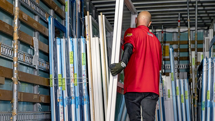 j.b. hunt employee moving milgard glass windows 