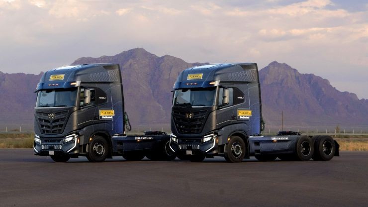 Nikola electric trucks with J.B. Hunt branding Nikola electric trucks with J.B. Hunt branding