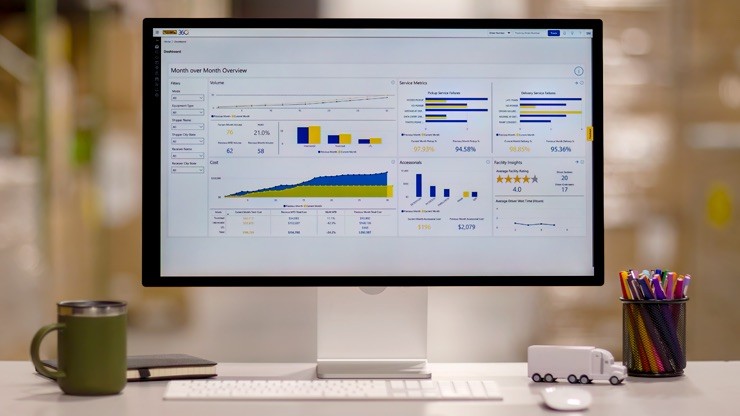 j.b. hunt 360 platform dashboard open on a computer monitor in a warehouse